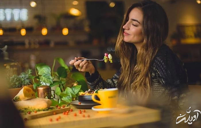 خوردن غذا به طور آهسته تغذیه سالم در نوروز